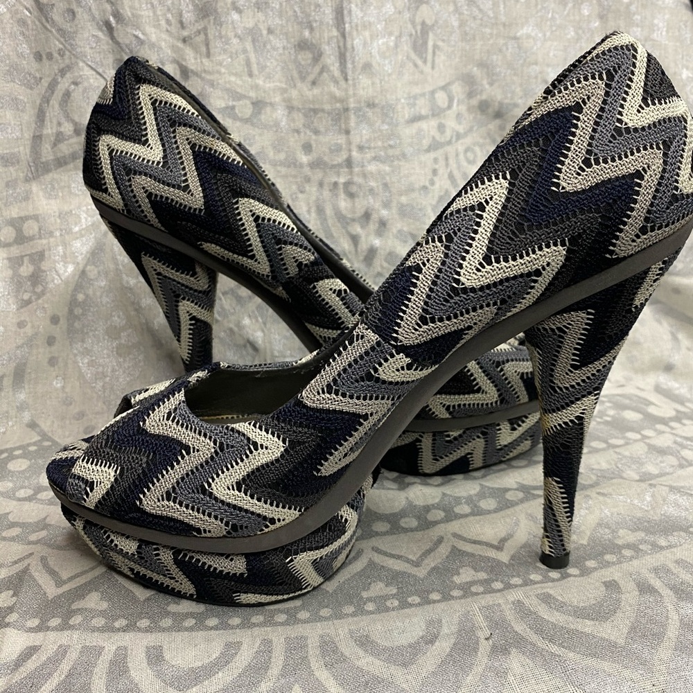 Vintage cute zig zag pattered heels Two Lips - excellent condition. Size 7.5